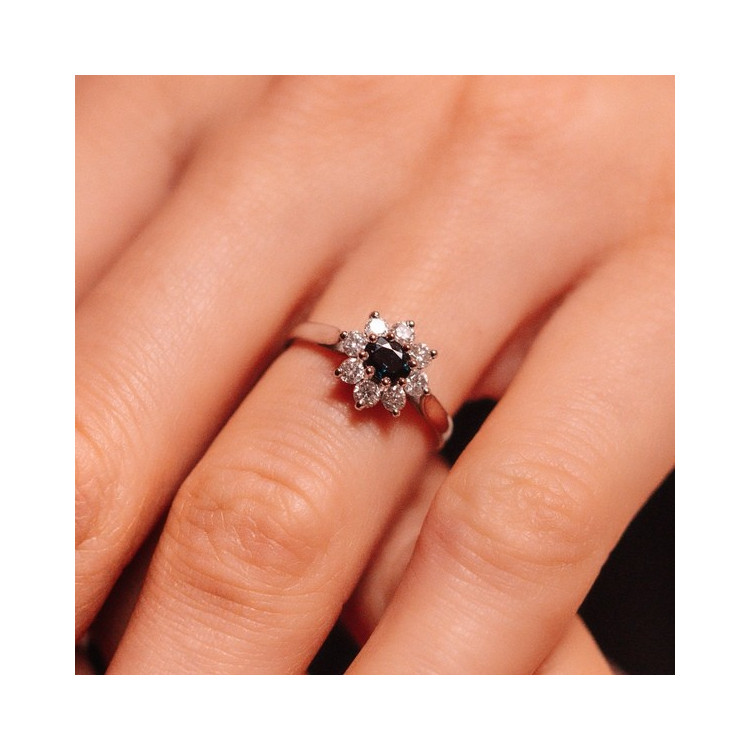 Bague "Baby Lady" Saphir Entourage Diamants Or Blanc 750 - 18 carats
