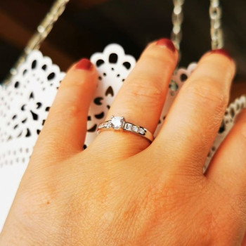 Bague Solitaire Accompagné Oxydes de Zirconium Or Blanc 750 - 18 carats