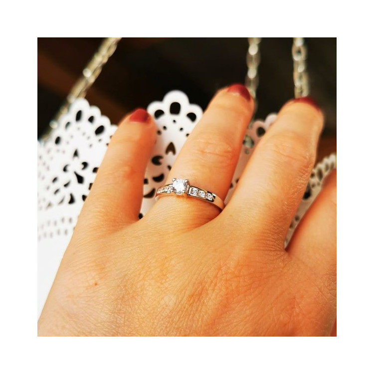 Bague Solitaire Accompagné Oxydes de Zirconium Or Blanc 750 - 18 carats