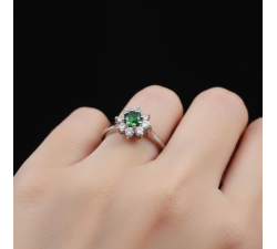 Bague "Baby Lady" Tsavorite Entourage Diamants Or Blanc 750 - 18 carats