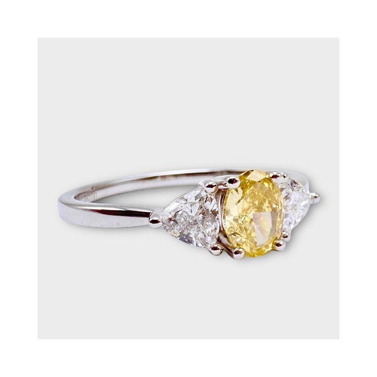 Bague Diamant Jaune et Diamants blancs de synthèse Or Blanc 750 - 18 carats