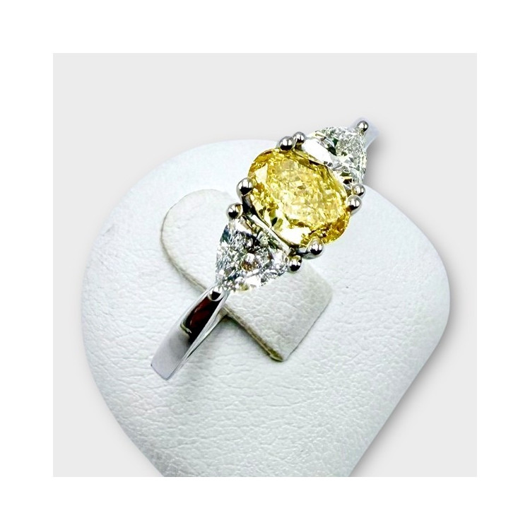 Bague Diamant Jaune et Diamants blancs de synthèse Or Blanc 750 - 18 carats