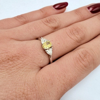 Bague Diamant Jaune et Diamants blancs de synthèse Or Blanc 750 - 18 carats