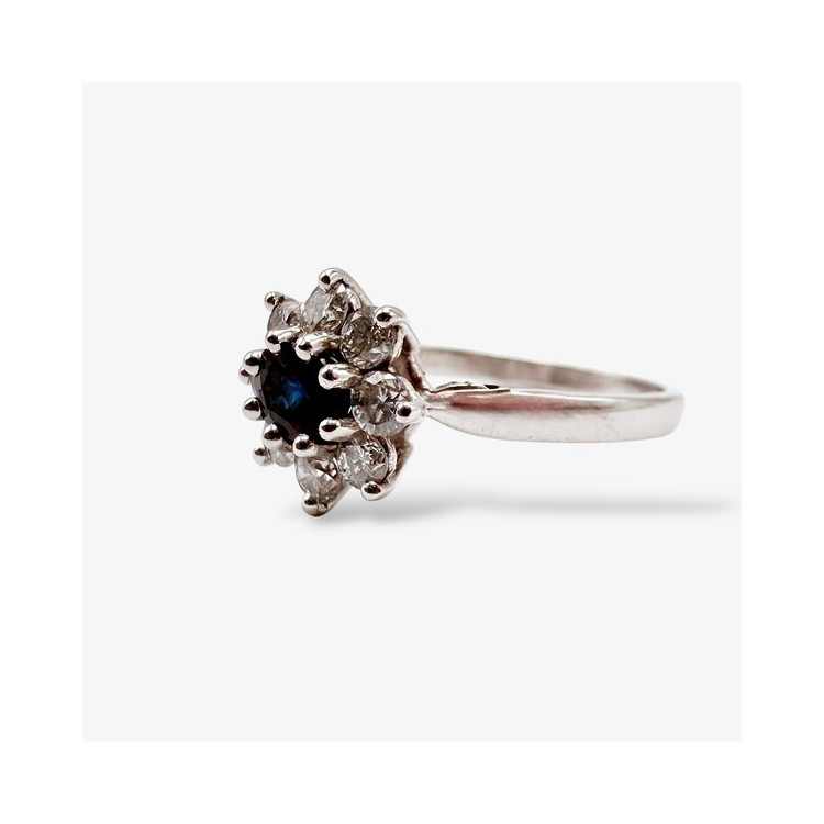 Bague "Baby Lady" Saphir Entourage Diamants Or Blanc 750 - 18 carats