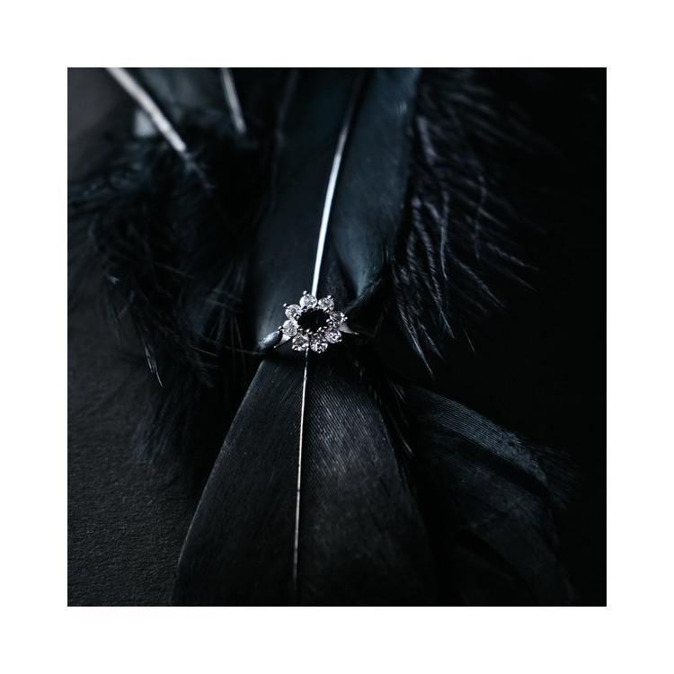 Bague "Baby Lady" Saphir Entourage Diamants Or Blanc 750 - 18 carats