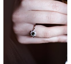 Bague "Baby Lady" Tsavorite Entourage Diamants Or Blanc 750 - 18 carats