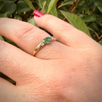 Bague "Essence Précieuse" Emeraude et Diamants Or Jaune 750 - 18 carats