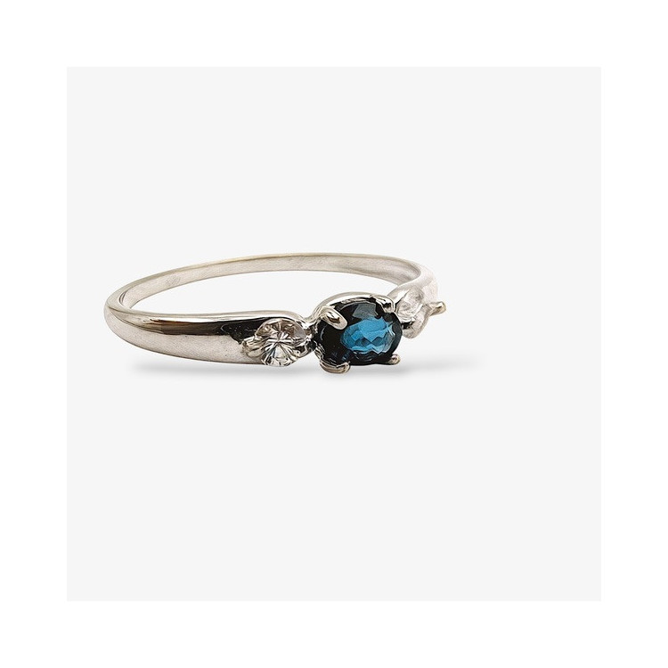 Bague "Essence Précieuse" Saphir et Diamants Or Blanc 750 - 18 carats