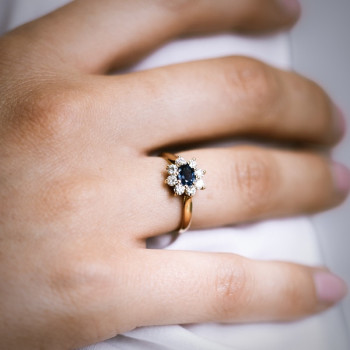 Bague "Baby Lady" Saphir Entourage Diamants Or Jaune 750 - 18 carats