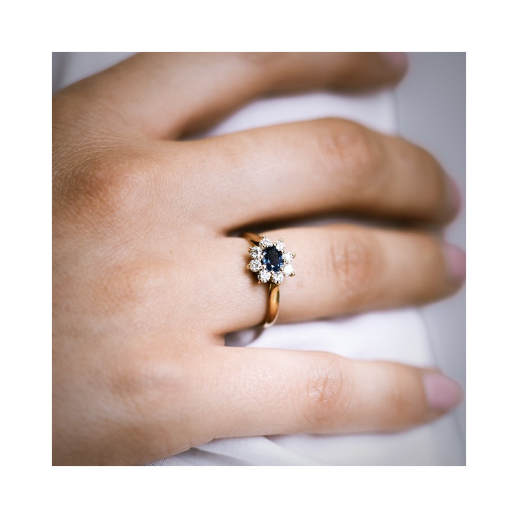 Bague "Baby Lady" Saphir Entourage Diamants Or Jaune 750 - 18 carats
