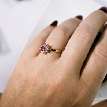 Bague "Baby Lady" Saphir rose Entourage Diamants Or Jaune 750 - 18 carats