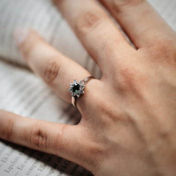 Bague "Baby Lady" Tsavorite Entourage Diamants Or Blanc 750 - 18 carats