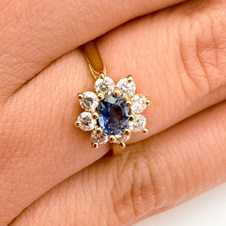 Bague "Baby Lady" Saphir Entourage Diamants Or Jaune 750 - 18 carats
