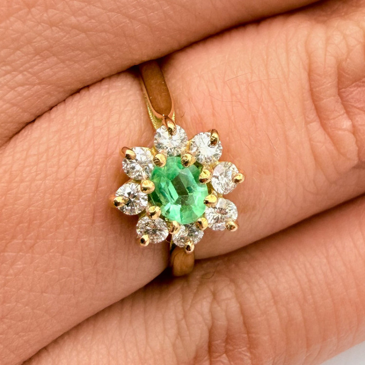 Bague "Baby Lady" Emeraude Entourage Diamants Or Jaune 750 - 18 carats