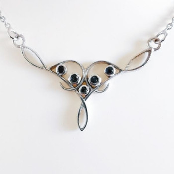 Collier Arabesque Saphirs Or Blanc 750 - 18 carats Pièce Unique