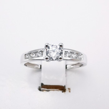 Bague Solitaire Accompagné Oxydes de Zirconium Or Blanc 750 - 18 carats