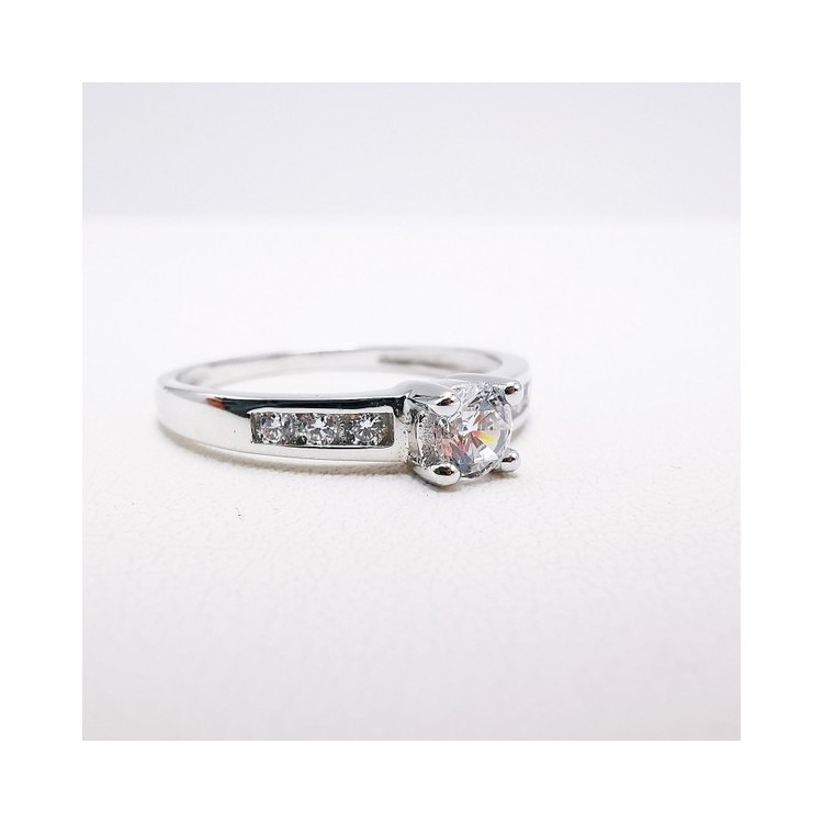 Bague Solitaire Accompagné Oxydes de Zirconium Or Blanc 750 - 18 carats