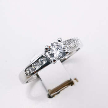 Bague Solitaire Accompagné Oxydes de Zirconium Or Blanc 750 - 18 carats