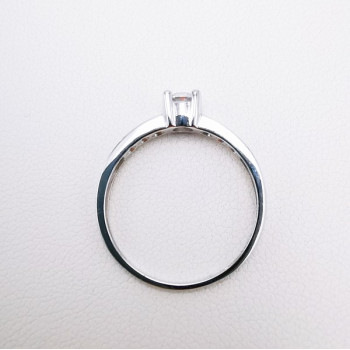 Bague Solitaire Accompagné Oxydes de Zirconium Or Blanc 750 - 18 carats