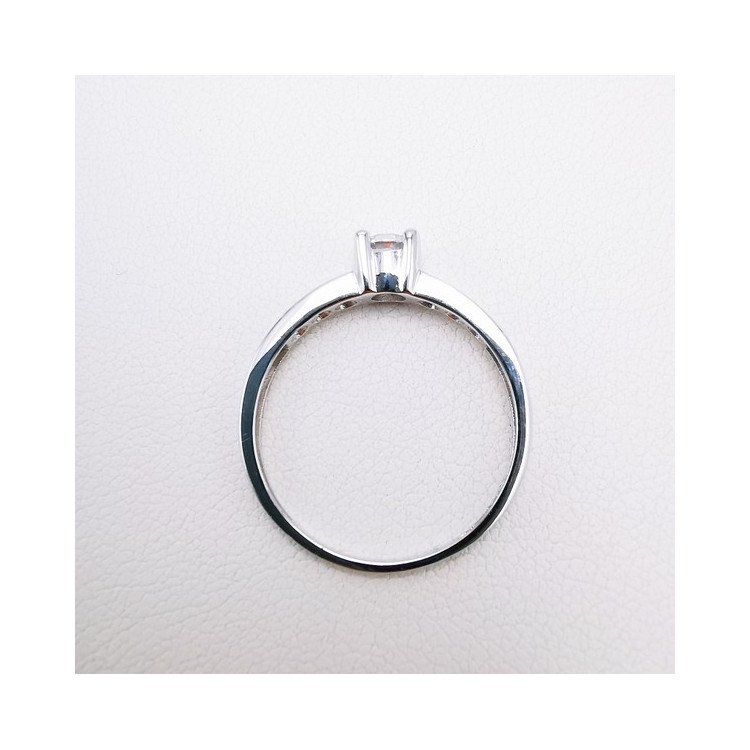 Bague Solitaire Accompagné Oxydes de Zirconium Or Blanc 750 - 18 carats