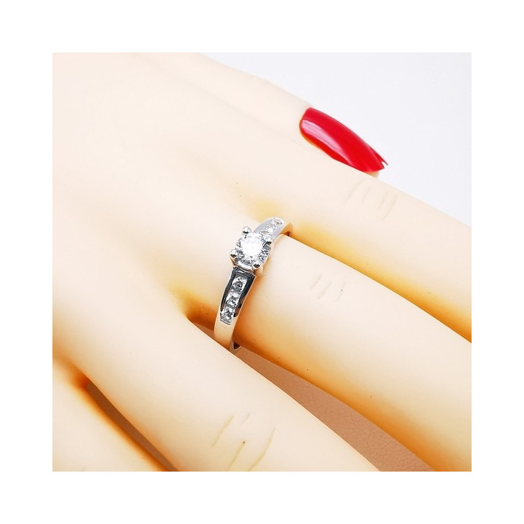 Bague Solitaire Accompagné Oxydes de Zirconium Or Blanc 750 - 18 carats